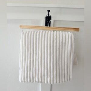 NEVER USED Everyday Living Ribbed White Plush Blanket